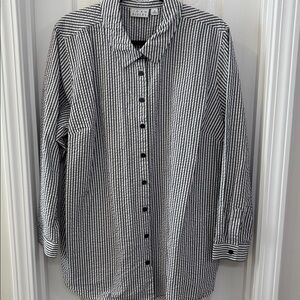 Joan Rivers Seersucker Button-down Collared Blouse Size 2X. Dark Gray and White.